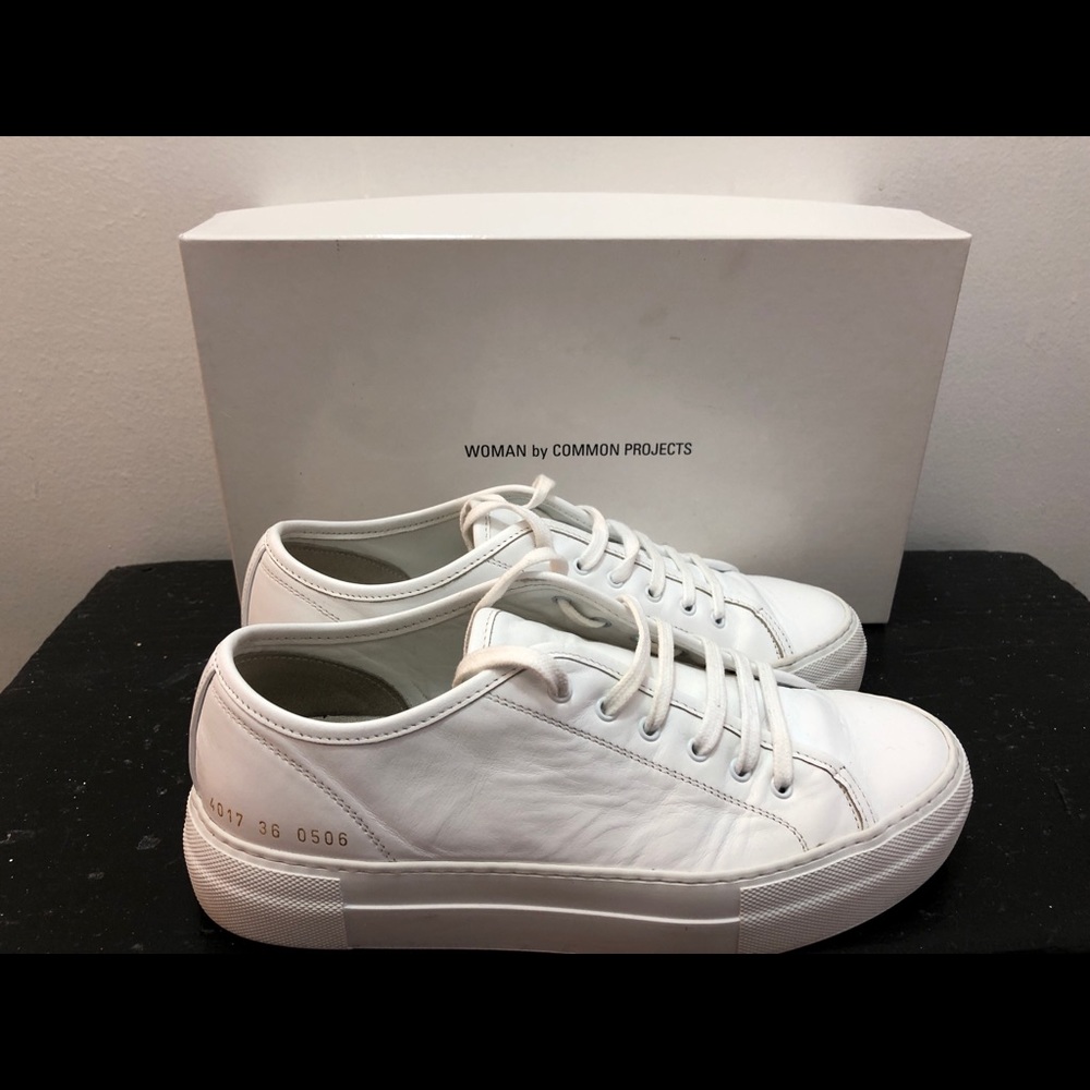 Women white tournament low super sneaker